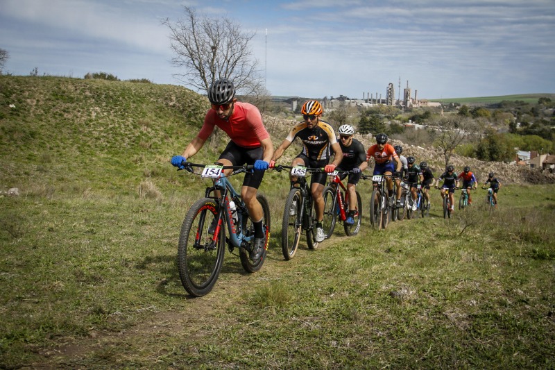 Maxi Aiello y Melisa Bonnet dominaron el Tour de Olavarra